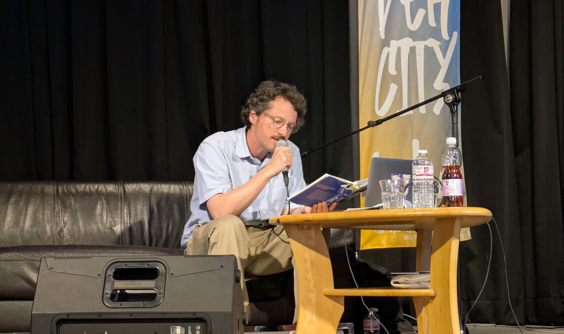 Der Rapper und Buchautor Kurt Tallert liest im Jugendhaus ProZwo aus seinem Buch „Spur und Abweg“, das auch auf den Aufzeichnungen seines Vaters basiert. Foto: privat