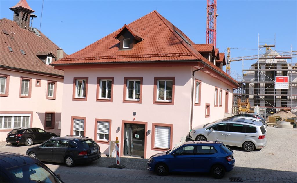 Der Rathausanbau ist optisch dem Bestandsgebäude angeglichen. Bis zur Fertigstellung des Neubaus für betreutes Wohnen (re. hinten) müssen die Außenanlagen wartenFotos: Wewoda