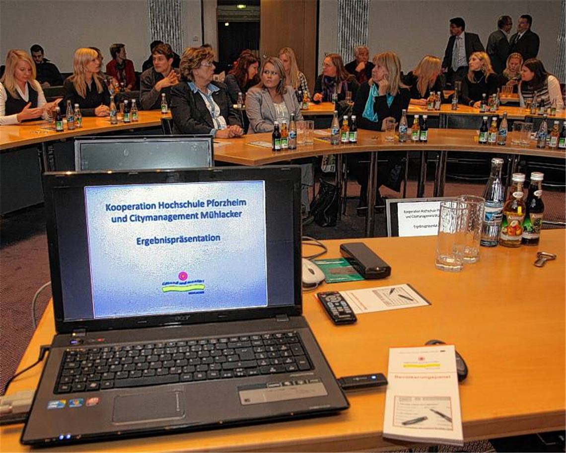 Der Ratssaal gehört den Studenten und ihren Zuhörern: Sechs Gruppen der Hochschule Pforzheim präsentieren die Ergebnisse ihrer Projekte, die allesamt darauf abzielen, das Image Mühlackers aufzupolieren und es – mithilfe des Citymanagers – als Einkaufsstadt attraktiver zu machen.