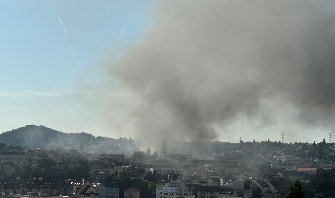 Rauchsäule über Pforzheim Der Rauch über Pforzheim ist weithin sichtbar. Foto: Wetzel