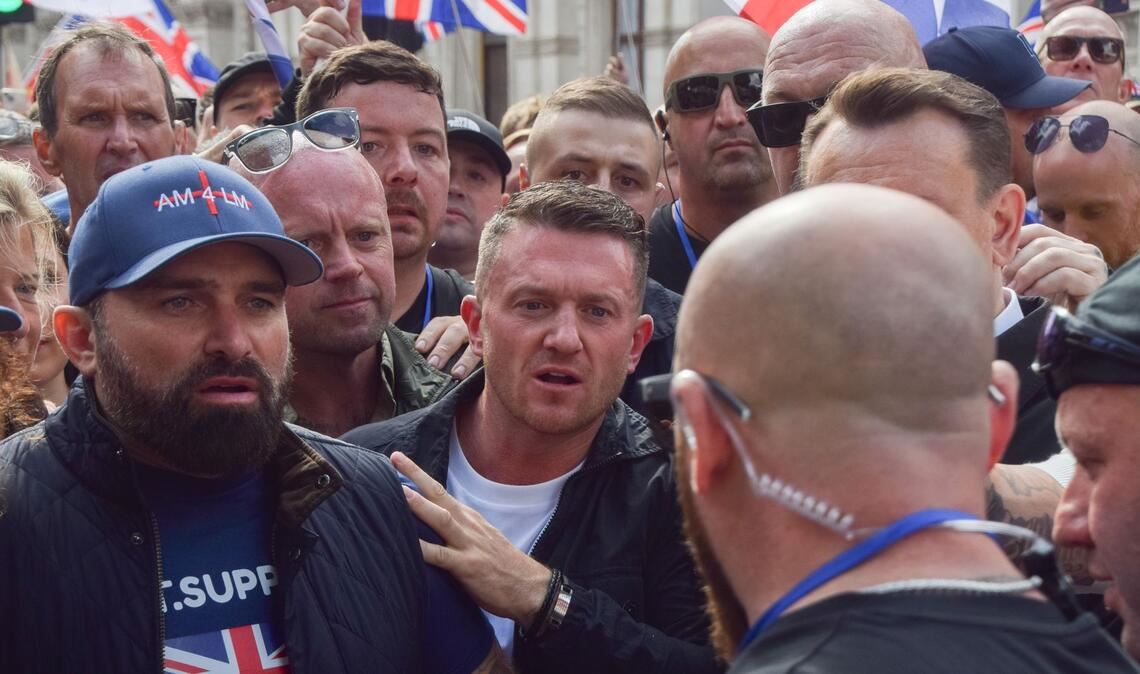 Der Rechtsextremist Tommy Robinson (Mitte) rief zu einer Demo vor dem Polizeihauptquartier in Southampton auf. (Archivfoto)