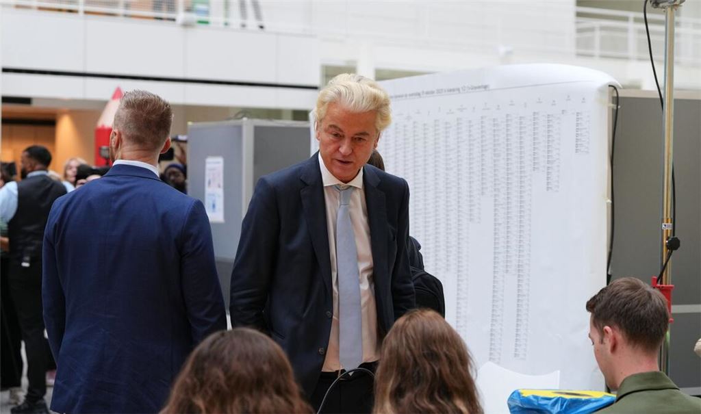 Der Rechtspopulist Geert Wilders hat einer ersten Prognose zufolge bei der Parlamentswahl in den Niederlanden seine Position als stärkste politische Kraft eingebüßt.