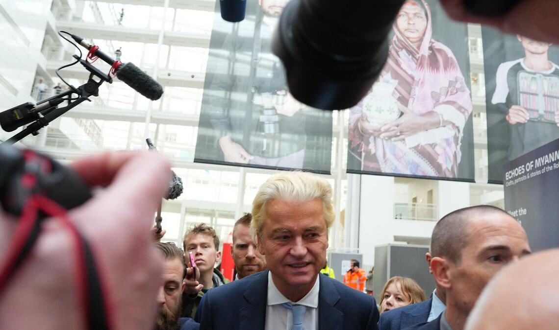 Der Rechtspopulist Geert Wilders nach der Stimmabgabe in einem Wahllokal während der Parlamentswahlen in den Niederlanden.