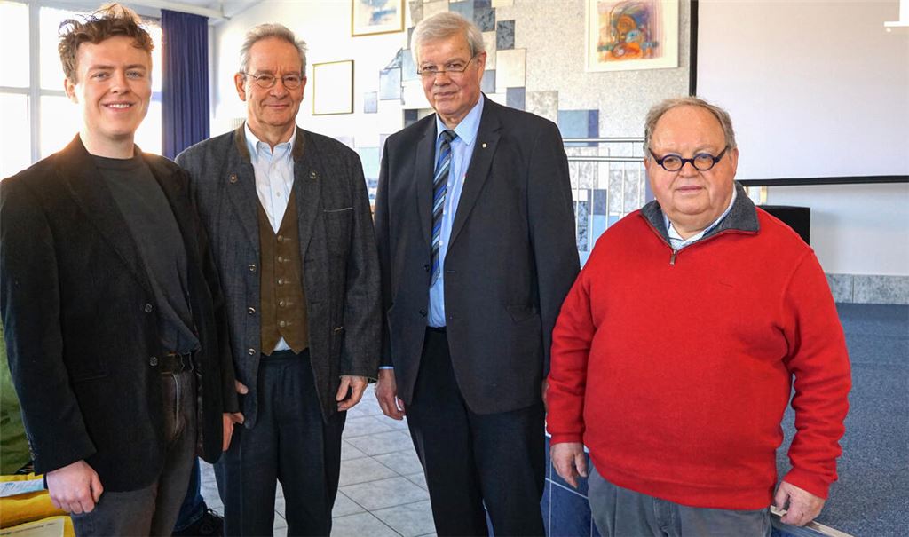 Der Referent Dr. Thomas Waldenspuhl (2. v. li.), früherer Direktor des Nationalparks Schwarzwald, mit dem Vorsitzenden der Jungen Union Mühlacker, Johannes Bächle, dem Stadtverbandsvorsitzenden der CDU, Dr. Peter Napiwotzky, und dem Vorsitzenden der CDU-Gemeinderats- und Kreistagsfraktion, Günter Bächle (v. li.). Foto: Bastian