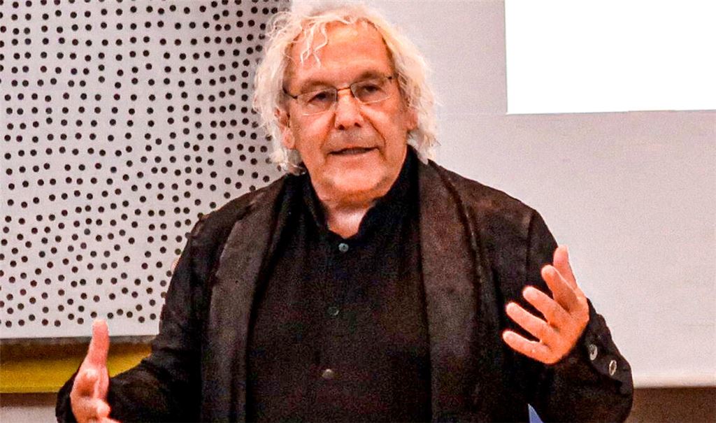 Der Referent, Professor Dr. Andreas Knie, betont: „Wir haben eine Gesellschaft, die weniger fährt und zu Hause bleibt, aber eine Regierung, die das Auto fördert.“ Foto: Warzecha