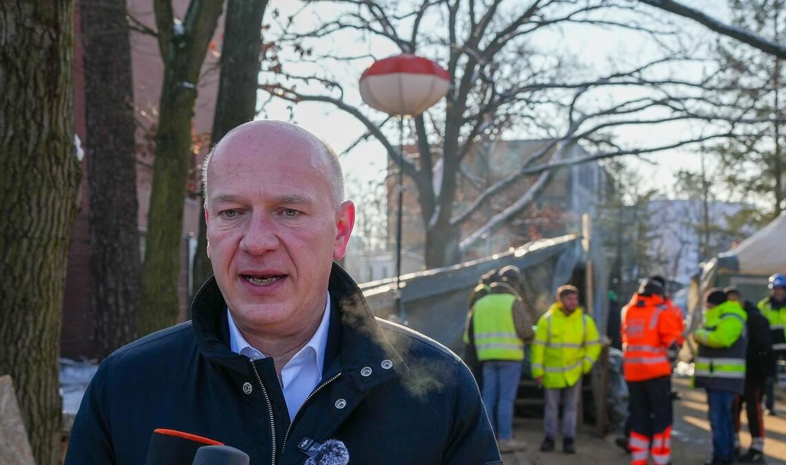 Der Regierende Bürgermeister Kai Wegner am 7. Januar vor dem Umspannwerk an der Argentinischen Allee. (Archivbild)