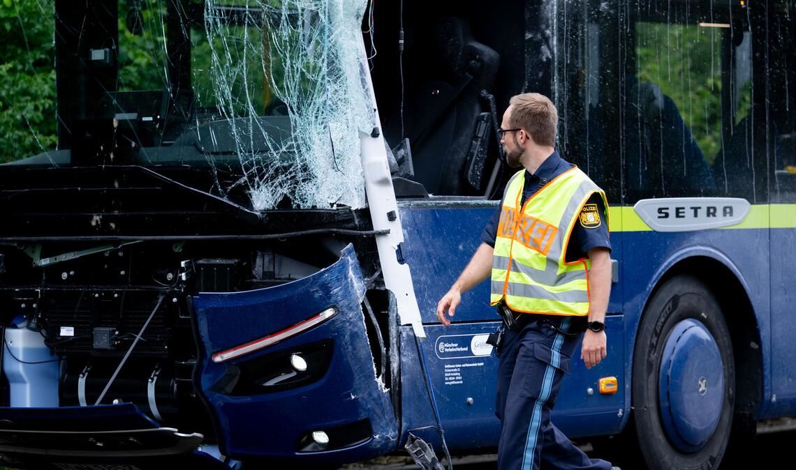 Der Reisebus wurde bei dem Unfall schwer beschädigt.