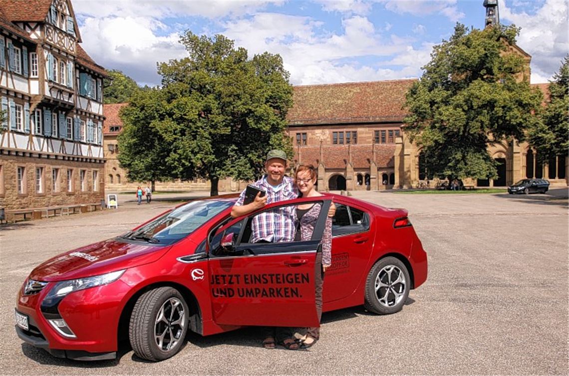 Der Reisejournalist Roland Wagner und seine Ehefrau Karin machen mit ihrem E-Auto halt im Maulbronner Klosterhof.Foto: Sadler