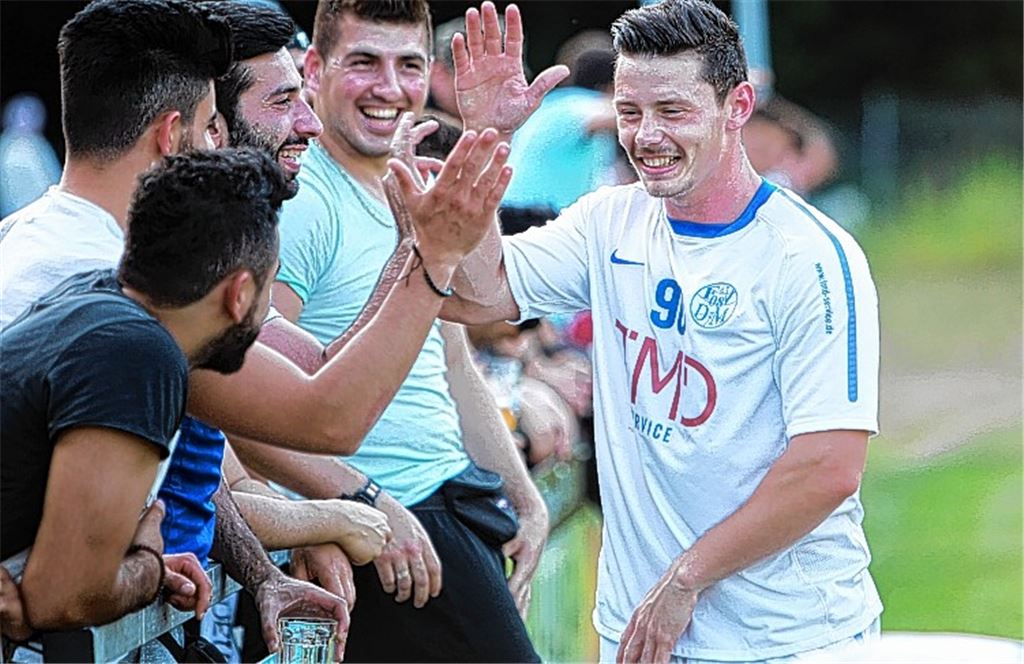 Der Relegations-Krimi gegen Schellbronn lässt sich gut an: Dirk Oettinger klatscht nach seinem 1:0-Führungstreffer bei den Fans der FVgg 08 Mühlacker ab.
