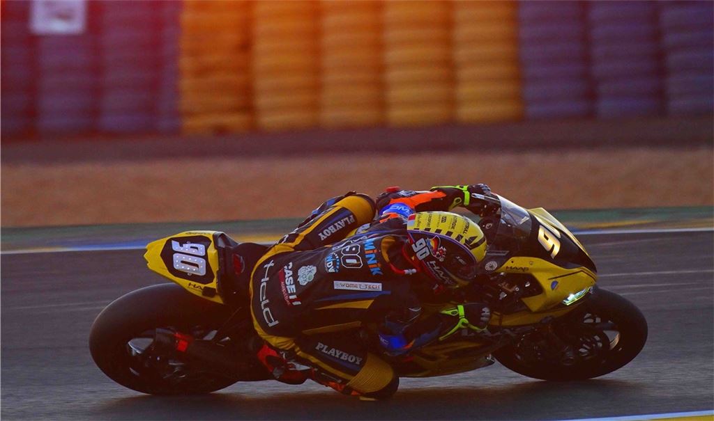 Der Rennfahrer Dominik Vincon fährt beim 24-Stunden-Klassiker von Le Mans auf der BMW-Maschine des Teams LRP Poland in den Sonnenuntergang. Foto: PSP Lukasz Swiderek