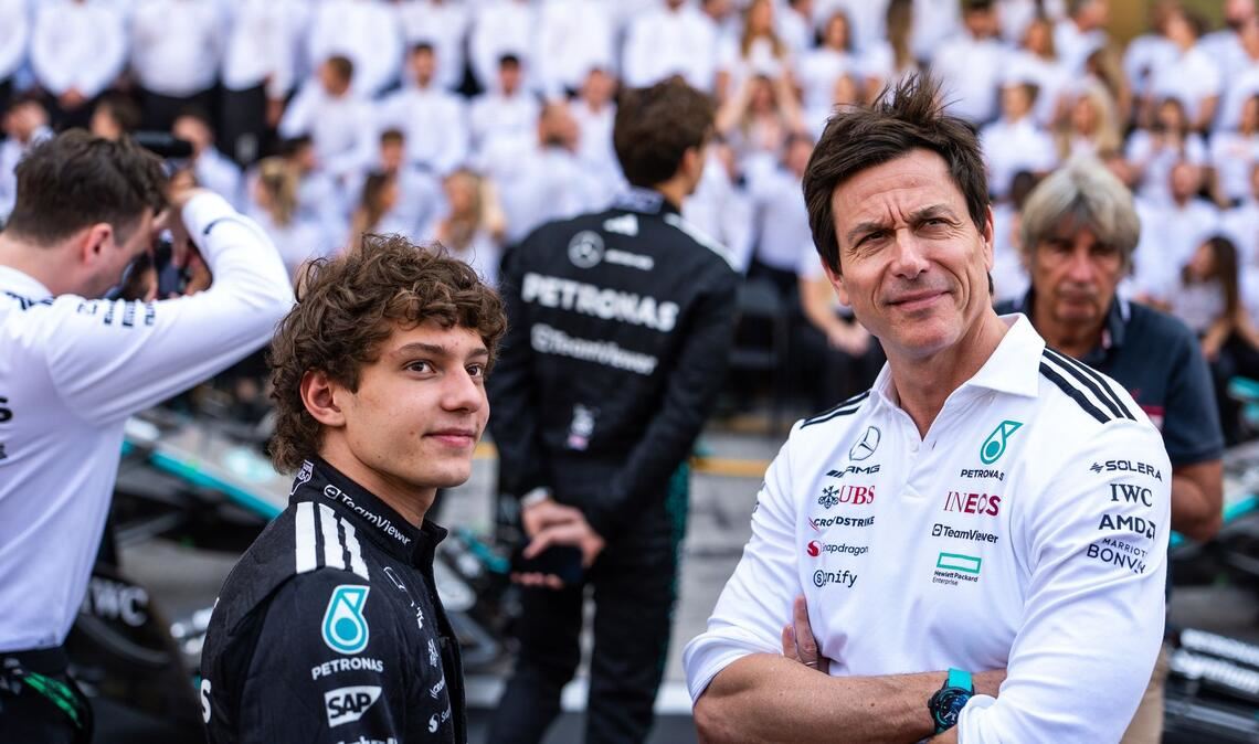 Der Rennfahrer (l) und sein Förderer. (Archivbild)