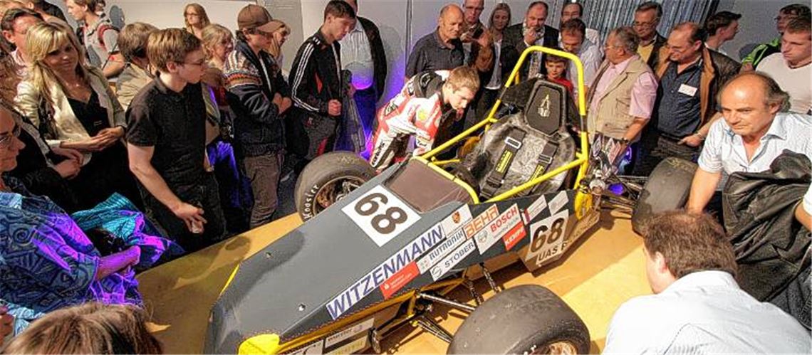 Der Rennwagen der Rennschmiede Pforzheim wird nach der feierlichen Enthüllung umlagert.Foto: Tilo Keller