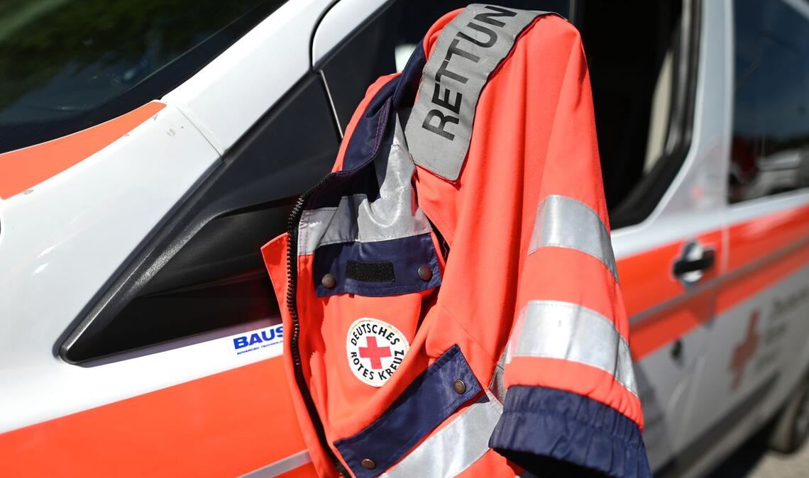 Der Rettungsdienst befreite die 57-Jährige aus ihrer misslichen Lage. (Symbolbild)