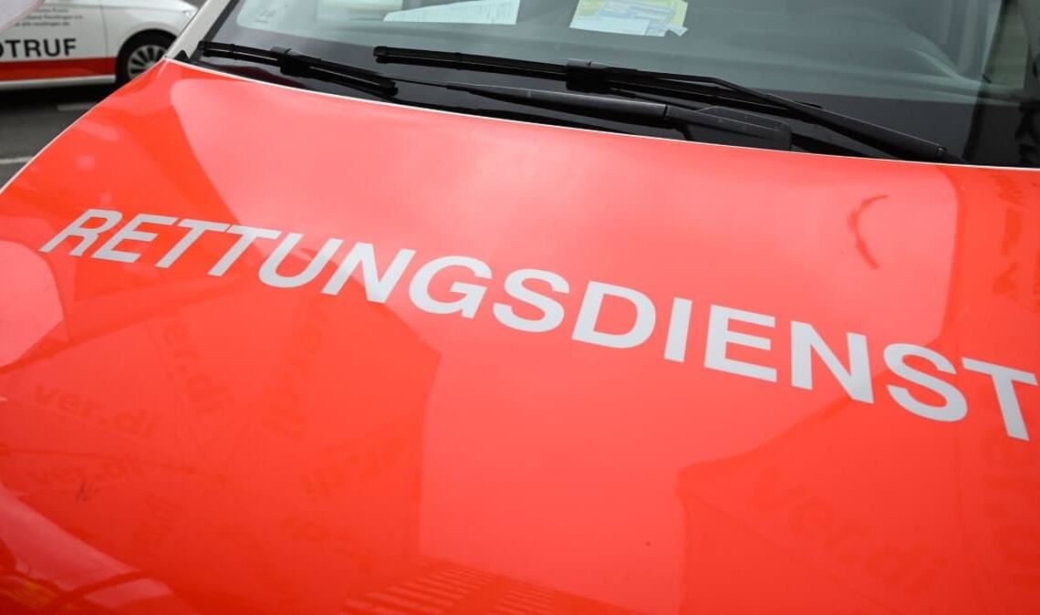 Der Rettungsdienst bringt einen Senior ins Krankenhaus, nachdem dieser von einem Passanten wiederbelebt wurde.