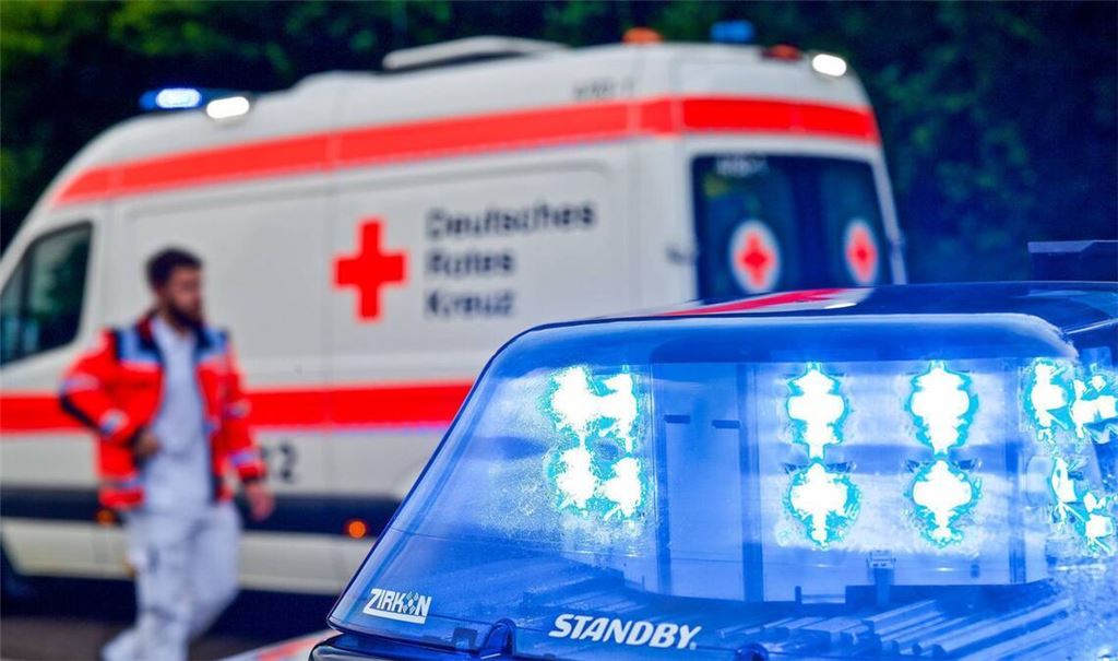 Der Rettungsdienst kümmerte sich um den verletzten Senior. (Symbolfoto)