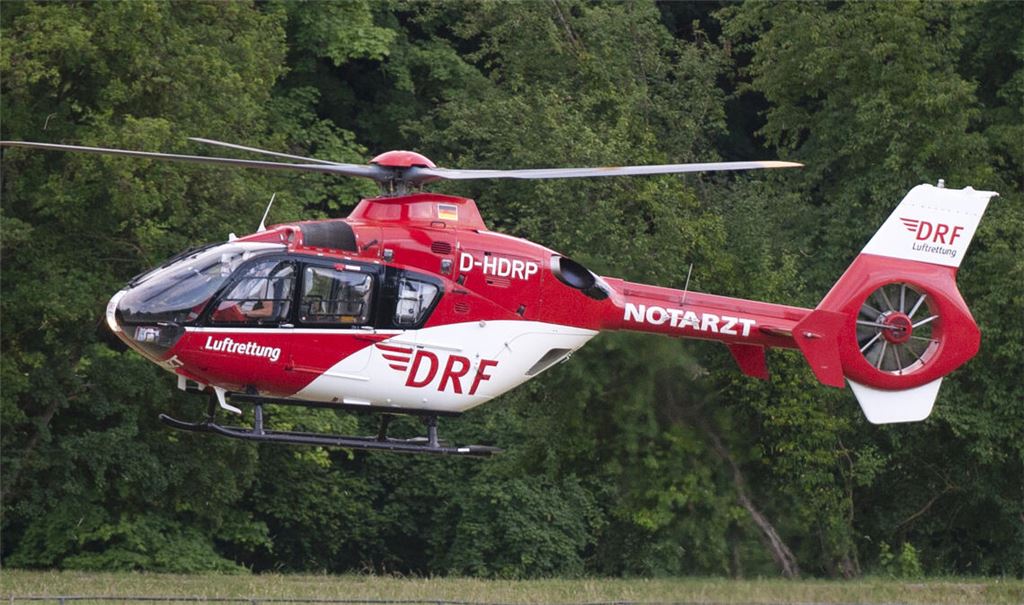 Der Rettungshubschrauber fliegt eine Person mit Brandverletzungen in eine Spezialklinik. Symbolfoto: Archiv