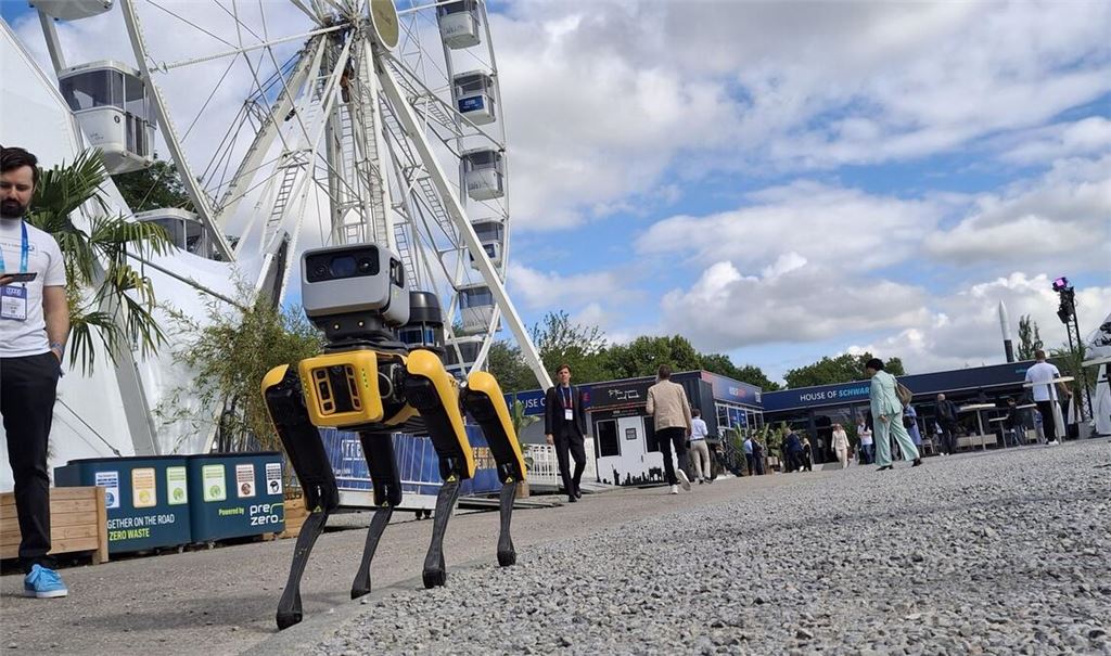 Der Roboter „Spot“ läuft über das Gelände der Tech in Heilbronn.