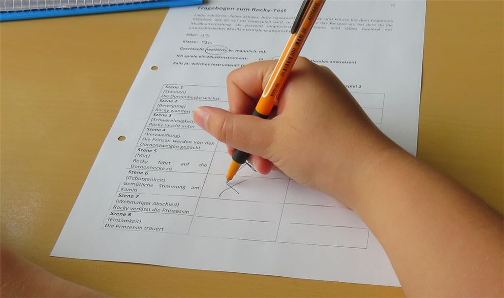 Der „Rocky-Test“ besteht aus einer gesprochenen modernen Dornröschen-Version, zu der Musikbeispiele erklingen. Die Schülerinnen und Schüler sollen jeweils zwischen zwei Varianten auswählen, welche Klangfolge ihrer Ansicht nach die gerade gehörte Szene besser in Tönen beschreibt. Fotos: Becker