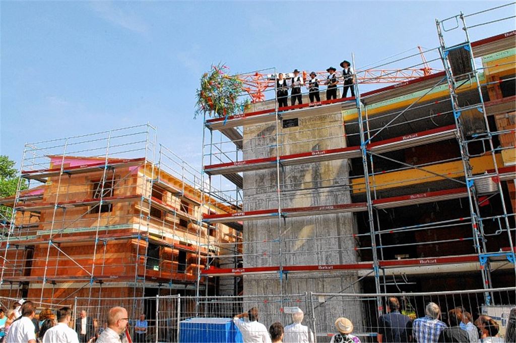 Der Rohbau steht, das Pflegeheim „Hebron“ in Knittlingen hat sichtbar Gestalt angenommen. Beim Richtfest spricht Zimmerermeister Bernd Mattis (2. v. li.) den Richtspruch.