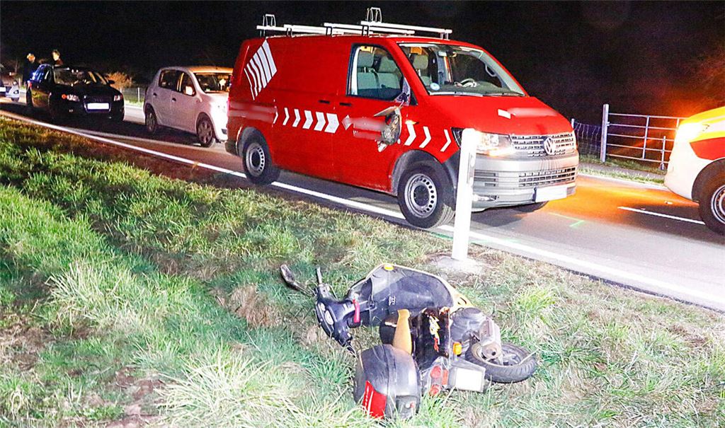 Der Roller des 62-Jährigen bleibt im Straßengraben liegen. Foto: Einsatz-Report 24