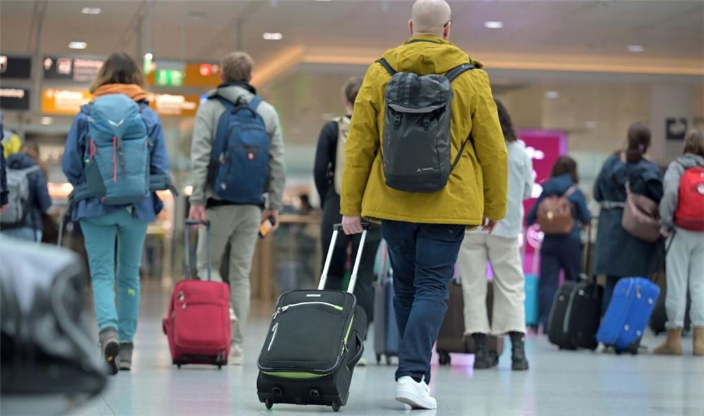 Der Rollkoffer kostet bei Lufthansa künftig extra. (Symbolbild)