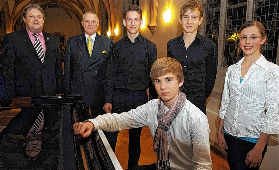 Der Rotary Club Mühlacker-Enzkreis ruft dazu auf, sich um das Musik-Stipendium zu bewerben, das sich zuletzt der Pianist Igor Alexander Knebel (hinten Mitte) gesichert hat.