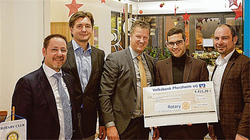 Der Rotary Club Pforzheim-Enzkreis spendet den Erlös vom Maulbronner Weihnachtsmarkt wieder an das Kinderzentrum (v. li.): Rotary-Präsident Klaus Notter, Michael Craiss, Frank Jaggy, Dirk Berner, der zugleich Geschäftsführer des Kinderzentrums ist, und Jochen Sämann. Foto: privat