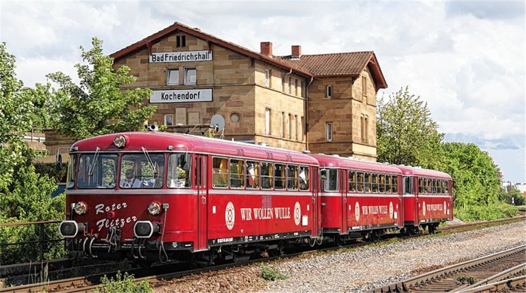 Roter Flitzer bringt Gäste zum Fest am Stadtbahnhof