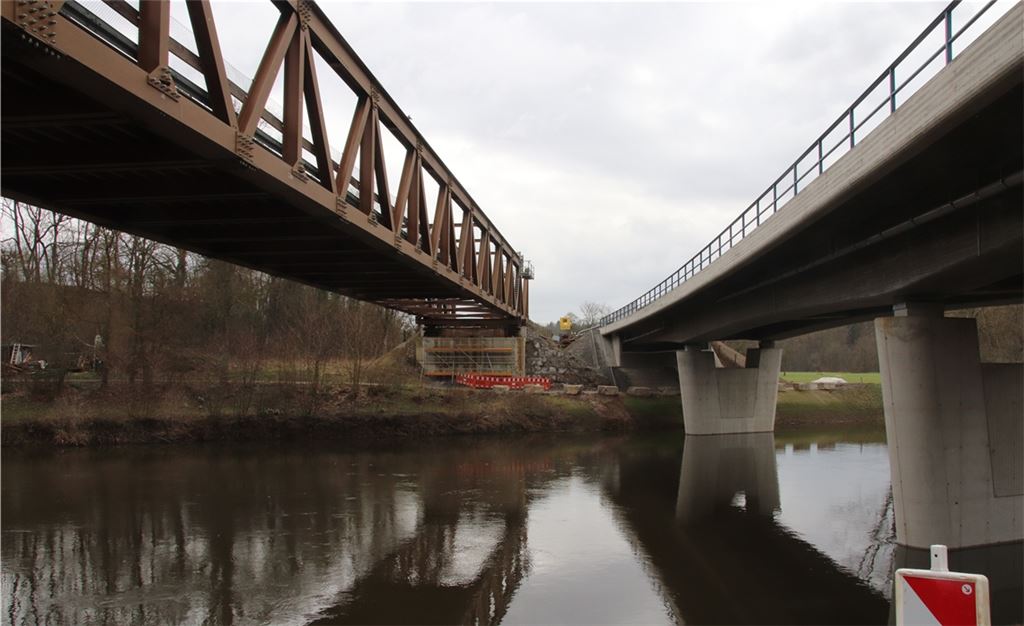 Der Rückbau der stählernen Behelfsbrücke in Vaihingen läuft. Arning