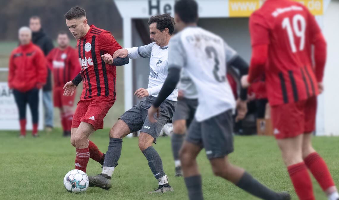 Der SG Ölbronn-Dürrn (in Rot) lässt sich das Ruder aus der Hand reißen. Foto: Fotomoment