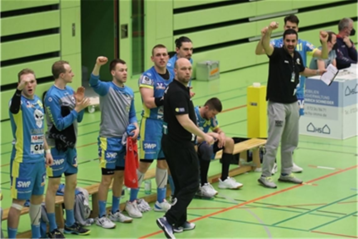 Der SG-Trainer Alexander Lipps (Mitte) und seine Spieler auf der Bank haben am Samstag in der Bertha-Benz-Halle gegen HG Oftersheim/Schwetzingen viel zu jubeln.Fotos: Rubner
