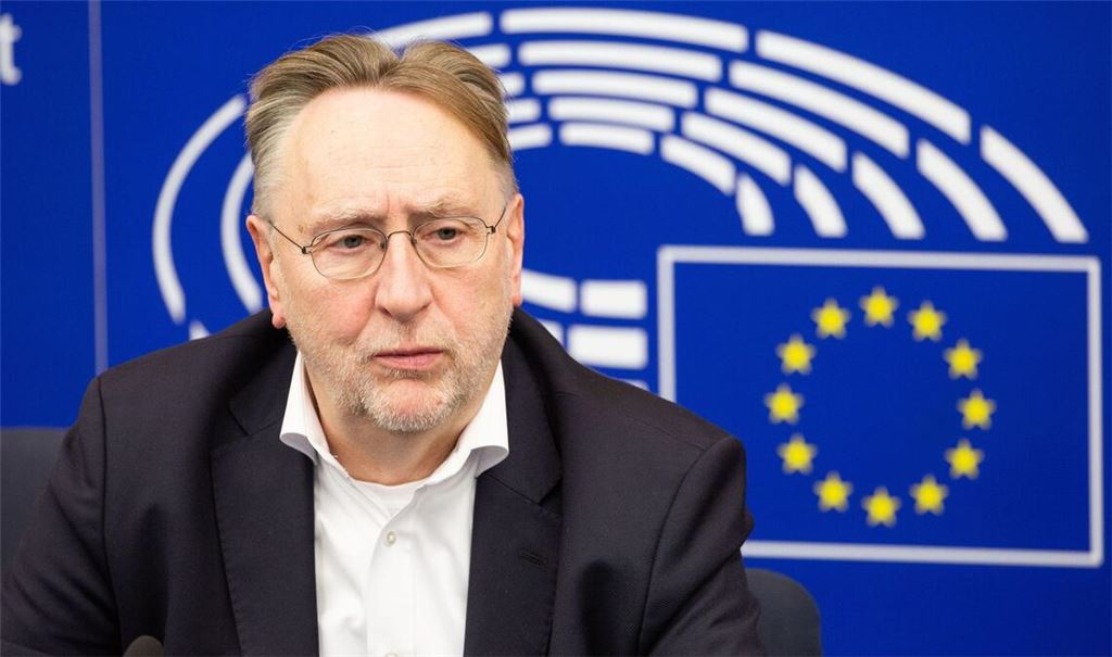 Der SPD-Europaabgeordnete Bernd Lange hat den Zoll-Deal mit den USA für das Europaparlament maßgeblich mitverhandelt. Nach der EU-Einigung ist er erleichtert, aber nicht zufrieden.