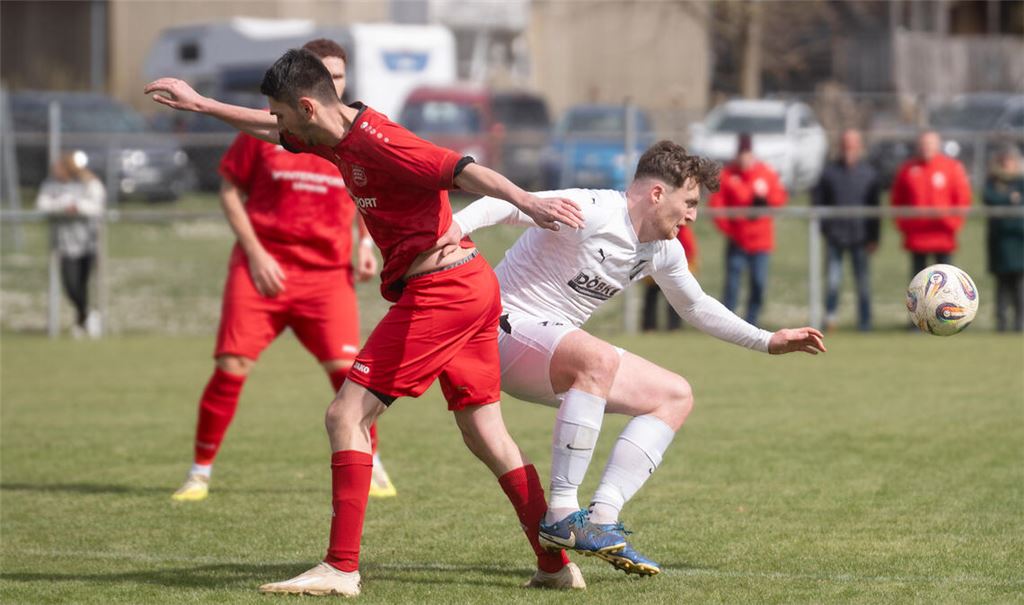 Der SV Horrheim (in Weiß) entführt drei Punkte aus Großglattbach. Foto: Fotomoment