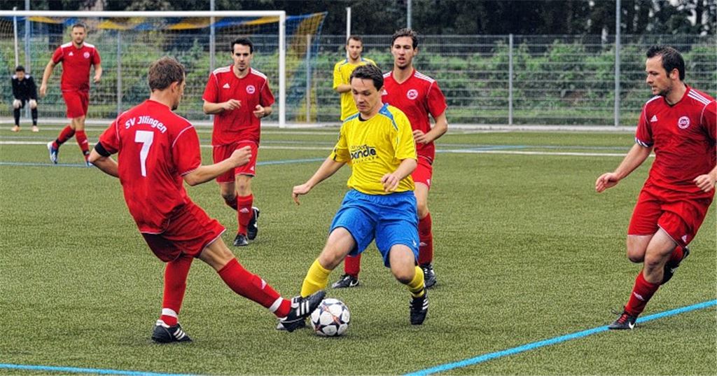 Der SV Illingen II (rote Trikots) zeigt in Lomersheim guten Fußball, aber die Gastgeber machen die Tore. 