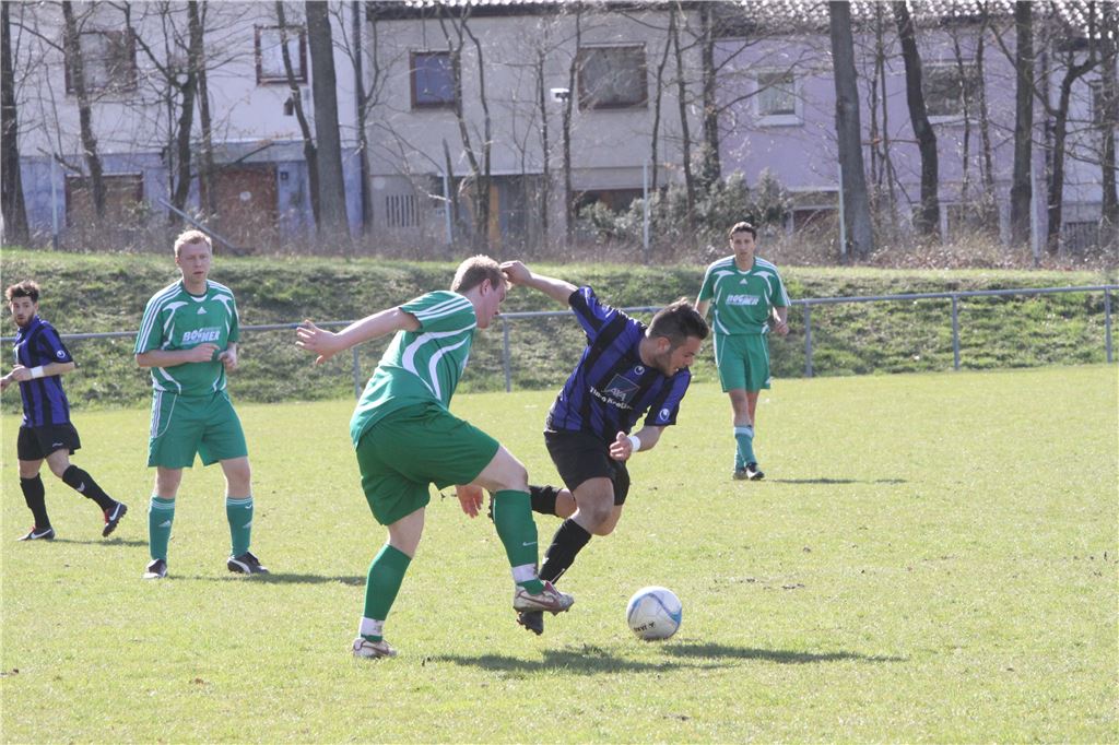 Der SV Illingen (Pasquale Arena in Blau gegen den starken Sascha Burger) strauchelt gegen Iptingen, fällt jedoch nicht.  Foto: Eigner