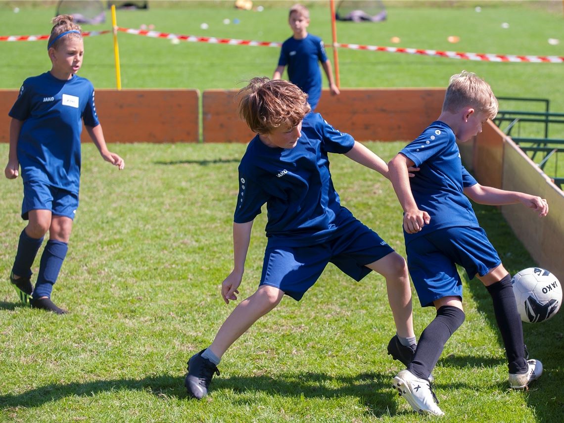 Der SV Illingen bietet jungen Kickern ein Trainingscamp auf dem Sportplatz im Eichwald an. Insgesamt machen knapp 60 Nachwuchssportler mit.  Foto: Fotomoment