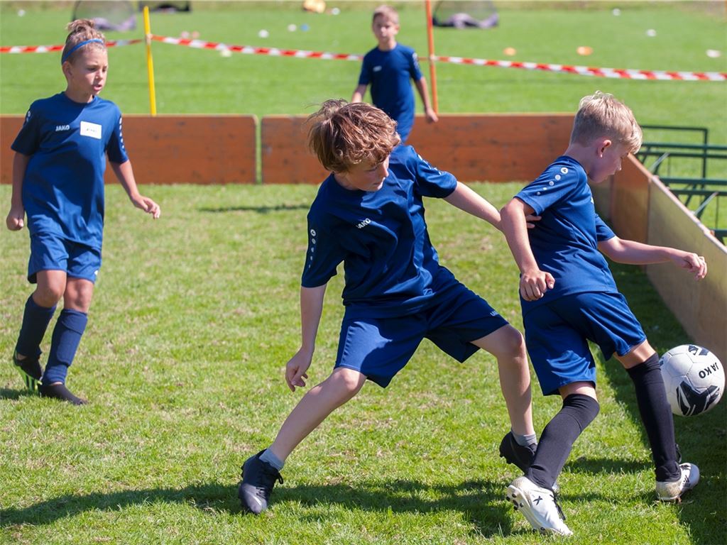 Der SV Illingen bietet jungen Kickern ein Trainingscamp auf dem Sportplatz im Eichwald an. Insgesamt machen knapp 60 Nachwuchssportler mit.  Foto: Fotomoment