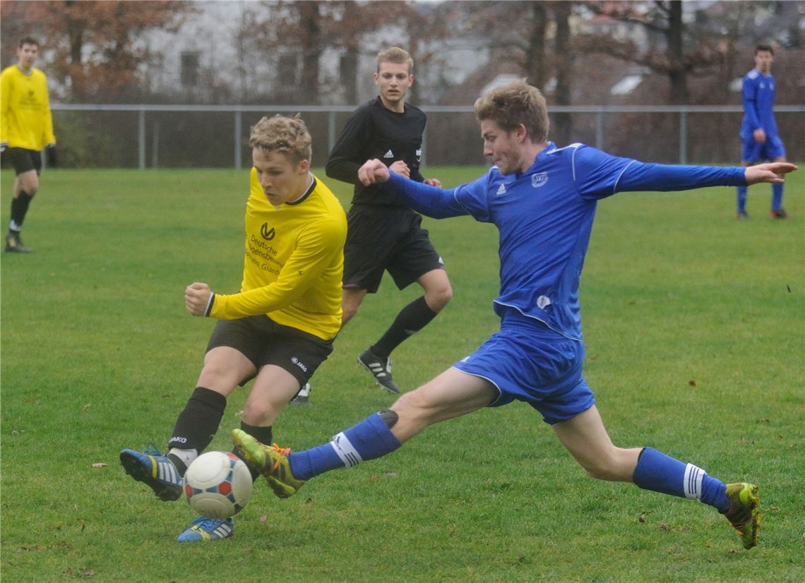 Der SV Illingen (blaue Trikots) fährt gegen den SV Freudental einen Pflichtsieg ein. 90 Minuten lang bietet sich den Zuschauern eine einseitige Partie.  Foto: Fotomoment