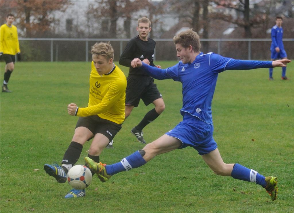 Der SV Illingen (blaue Trikots) fährt gegen den SV Freudental einen Pflichtsieg ein. 90 Minuten lang bietet sich den Zuschauern eine einseitige Partie.  Foto: Fotomoment