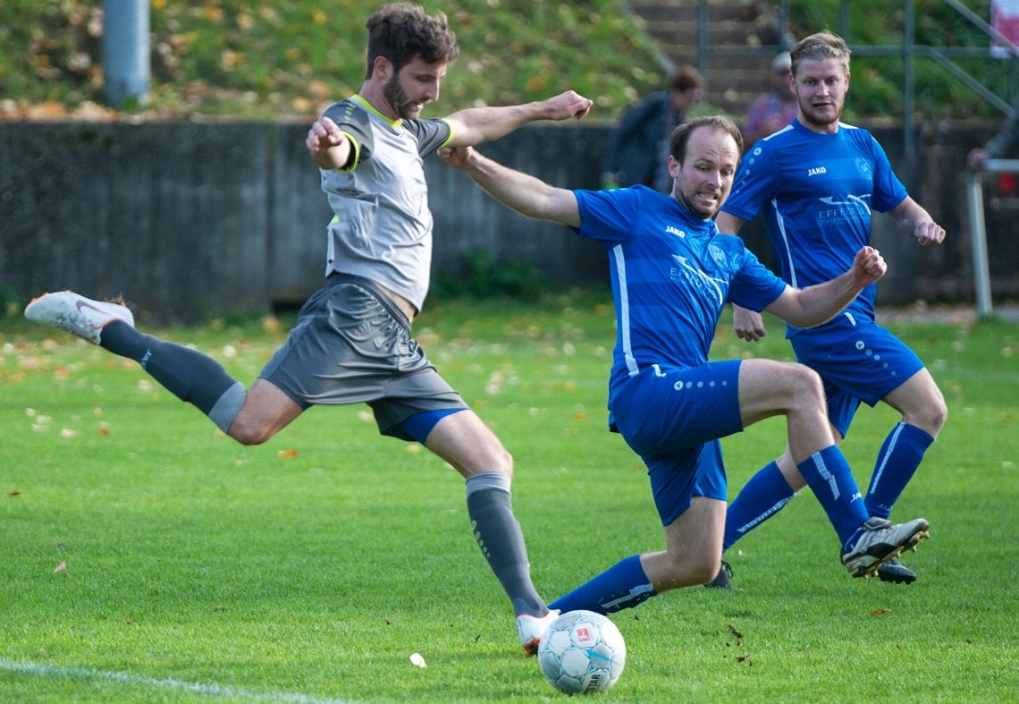 Der SV Illingen (blaue Trikots) holt auf dem Platz in Roßwag nichts.Foto: Fotomoment