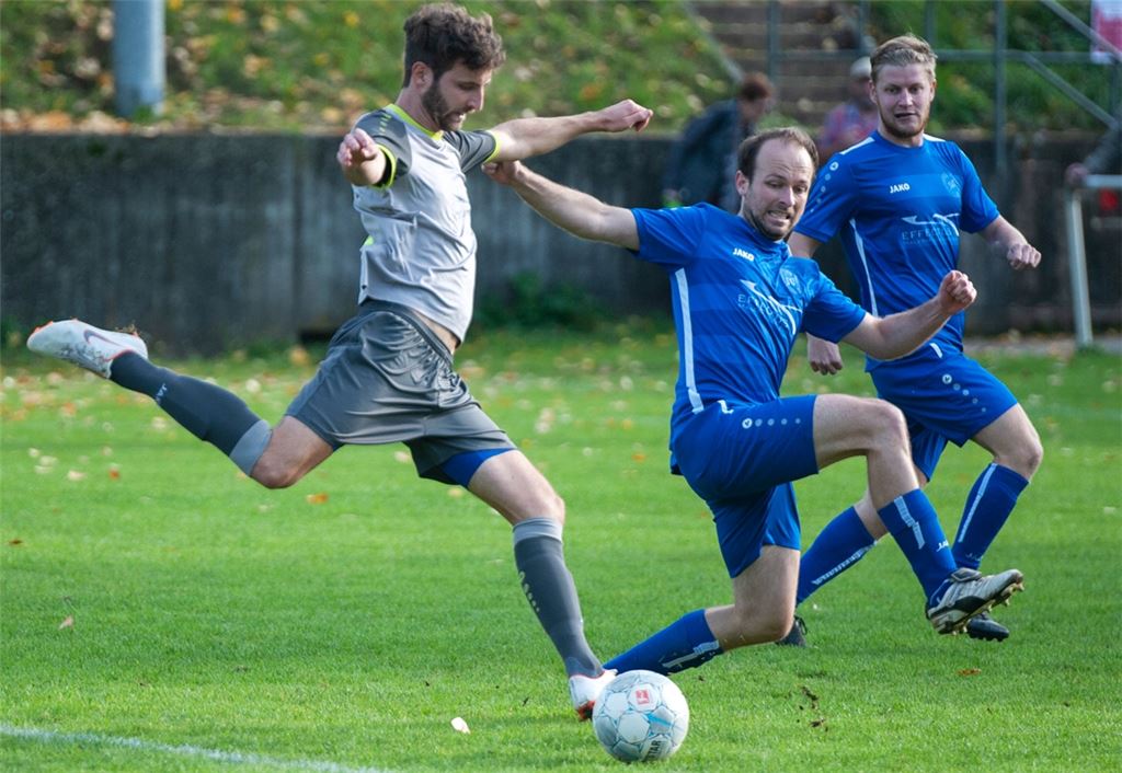 Der SV Illingen (blaue Trikots) holt auf dem Platz in Roßwag nichts.Foto: Fotomoment