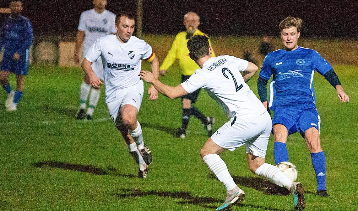 Der SV Illingen (blaue Trikots) lässt Aufsteiger Horrheim nicht ins Spiel kommen. Fotos: Fotomoment