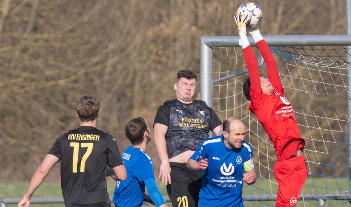 Der SV Illingen (blaue Trikots) macht in der ersten Hälfte Druck, doch nach der Pause geht nach vorne nur noch wenig. Foto: Fotomoment