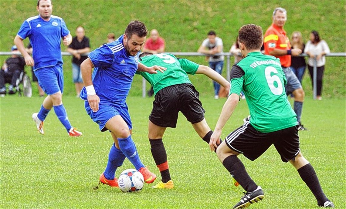 Der SV Illingen (blaue Trikots) setzt sich mit 4:0 gegen Kleinglattbach durch. 