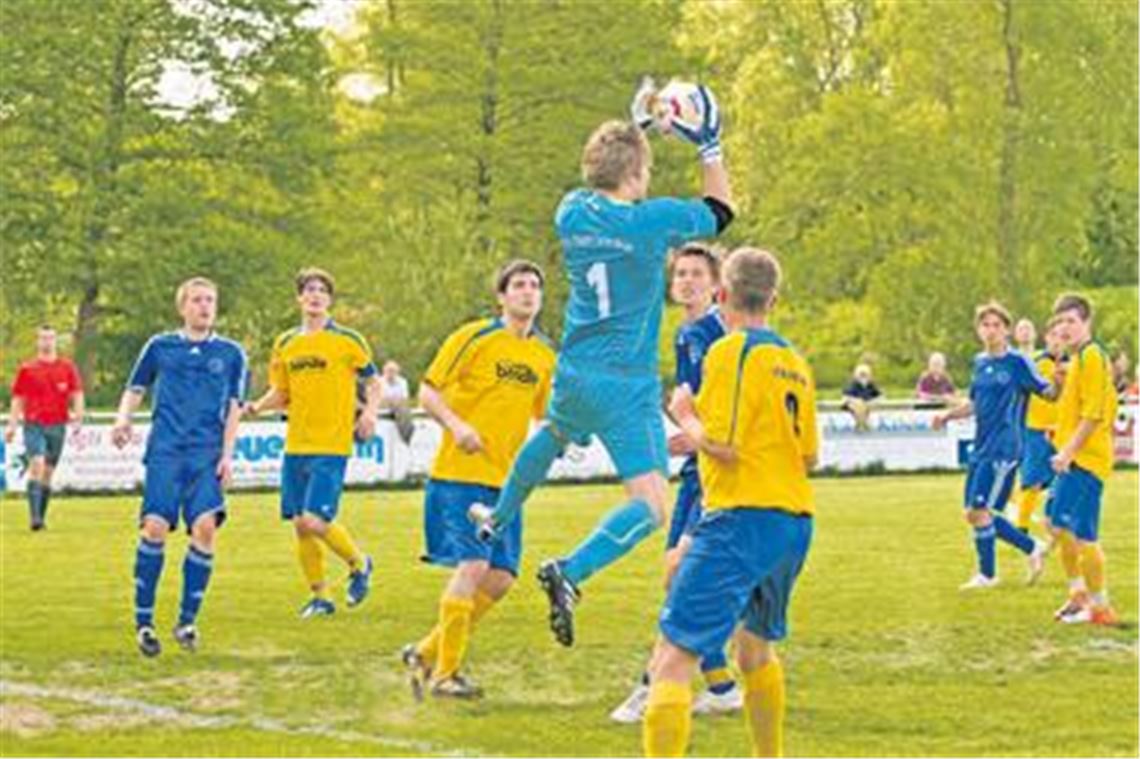 Der SV Illingen (blaue Trikots) setzt vereinzelt schnelle Konter. Doch entweder die Abwehr von Phönix Lomersheim fägt sie ab oder eben Schlussmann Daniel Kern. Foto: Zschorsch