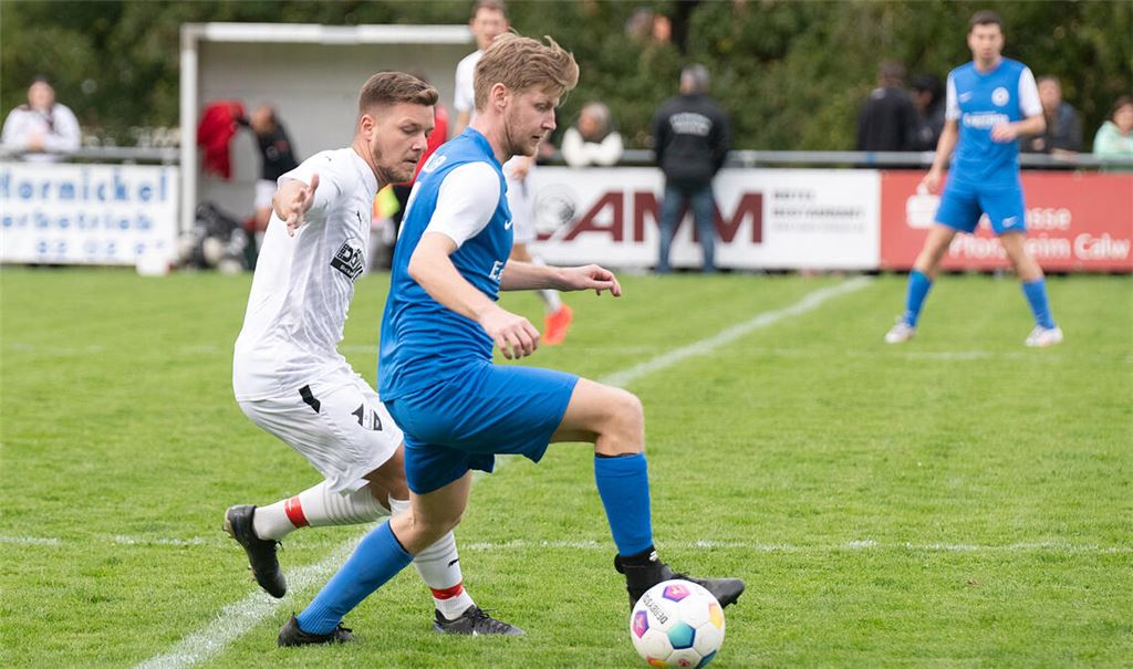 Der SV Illingen (blauer Dress) lässt Horrheim beim 4:0 keine Chance. Foto: Fotomoment