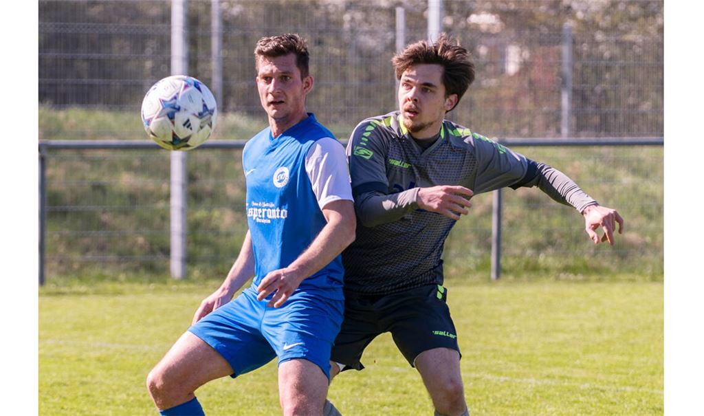 Der SV Illingen (blaues Trikot) setzt sich am Ende knapp durch. Foto: Fotomoment