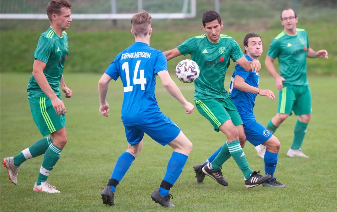Der SV Illingen (grüne Trikots) spielt auf dem heimischen Geläuf gegen den SV Germania Bietigheim II –und verliert am Ende mit 4:2.Foto: Fotomoment