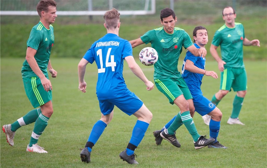 Der SV Illingen (grüne Trikots) spielt auf dem heimischen Geläuf gegen den SV Germania Bietigheim II –und verliert am Ende mit 4:2.Foto: Fotomoment