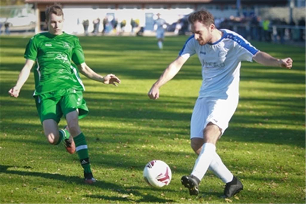 Der SV Illingen – hier im Derby gegen den TSV Kleinglattbach im Herbst – will in der Rückrunde über einen guten Kampfgeist den Abstieg verhindern. Foto: Huber
